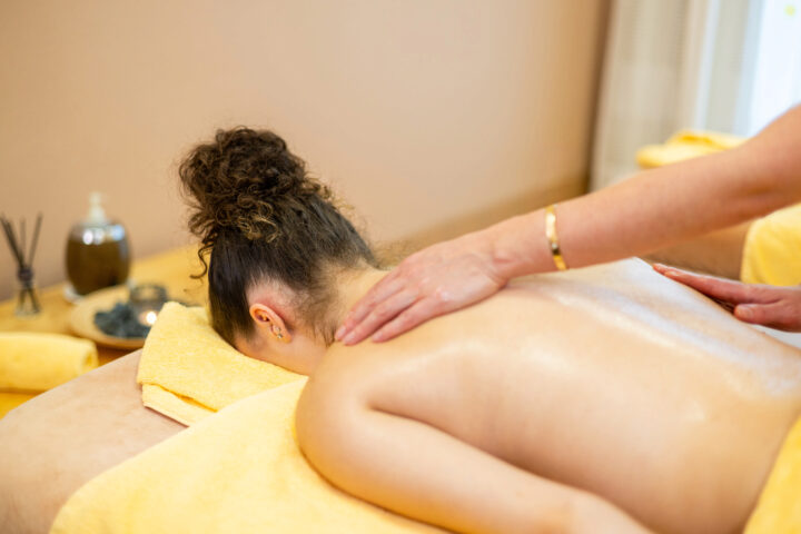 Goldene Verwöhnmomente -  Rückenmassage trifft Golden Caviar Light*